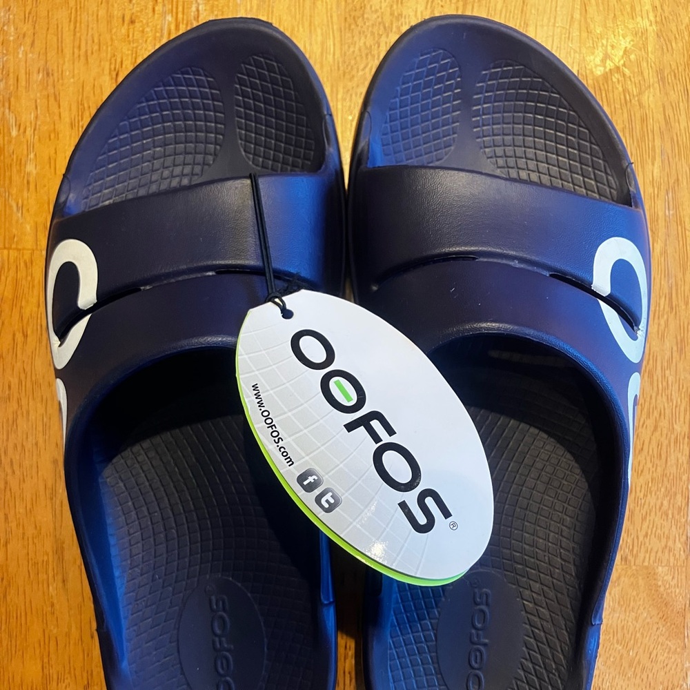 Oofos size 8 Sandals
